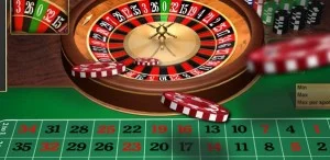 rulettbord med sjetonger, tall på bordet og ruletthjul