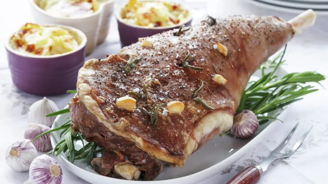 Bilde med ferdig stekt lammelår med rosmarin og hvitløk