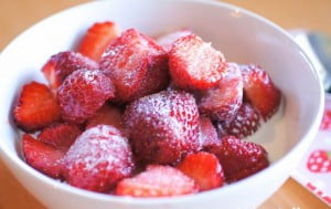 Skål med jordbær, fløte og sukker